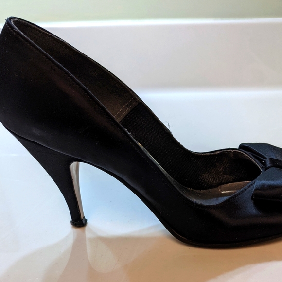 Black French Silk Bow Pump with Peek-a-Boo open toe- Size 6.5M - Picture 4 of 6